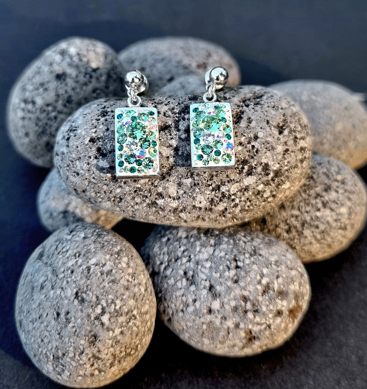 Ohrhänger mit grünen Swarovski® Kristallen aus Edelstahl