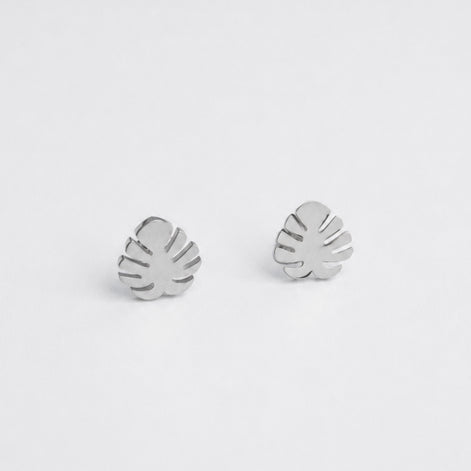 Silberne Monstera Ohrstecker aus Edelstahl