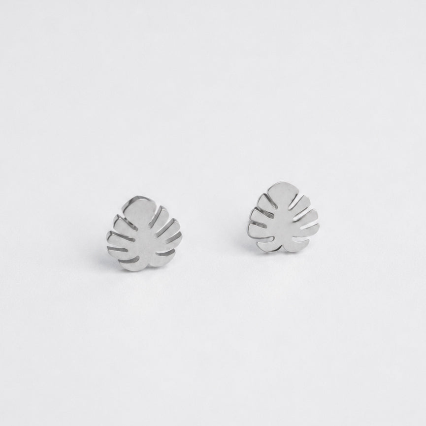 Silberne Monstera Ohrstecker aus Edelstahl