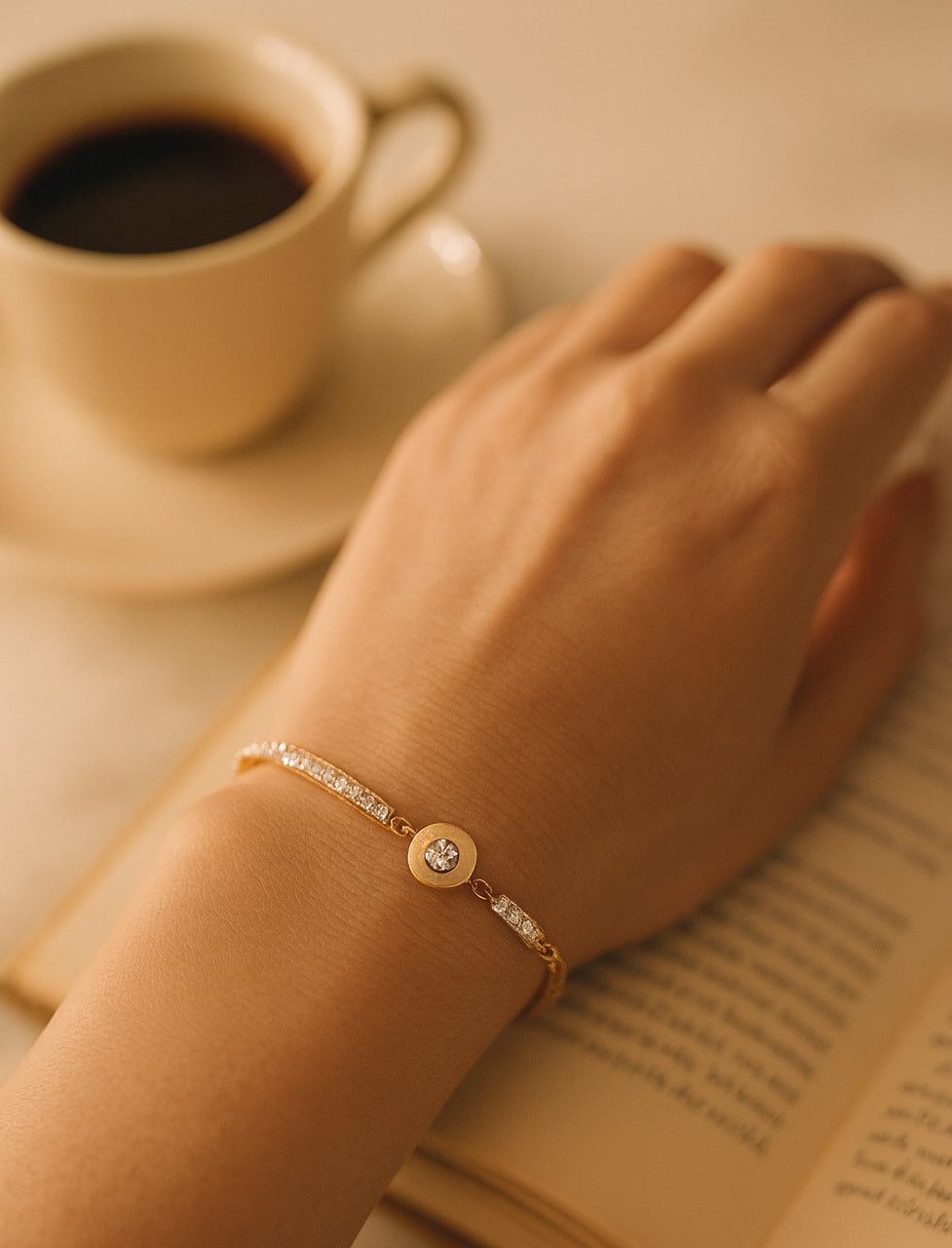 Armkettchen aus vergoldetem Edelstahl mit Swarovski® Kristallen – handgefertigt