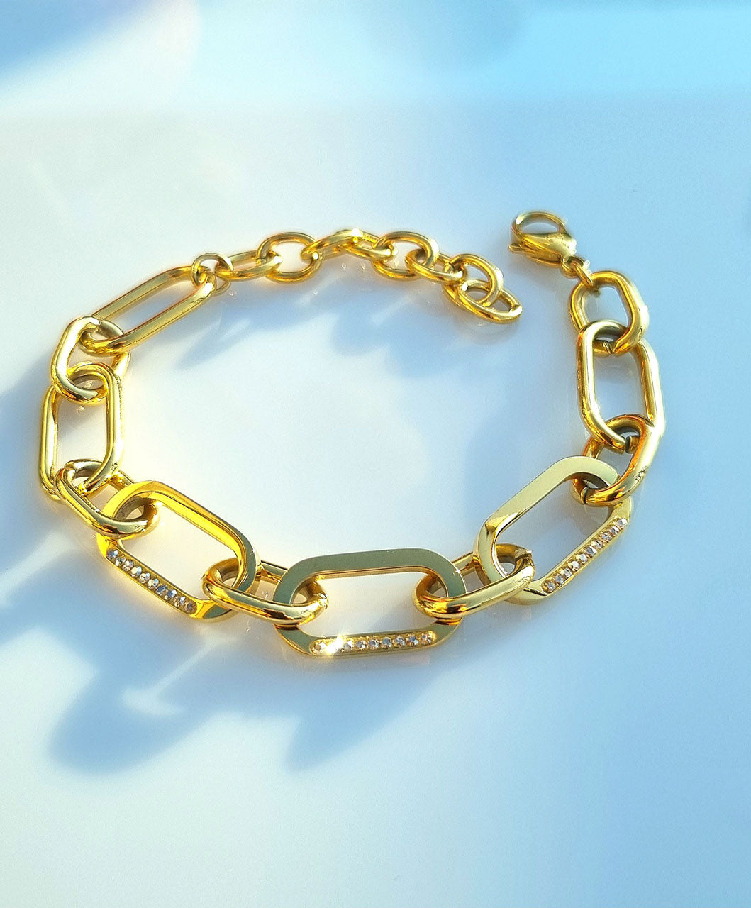 Goldenes Statement-Armkettchen mit Swarovski® Kristallen – vergoldet