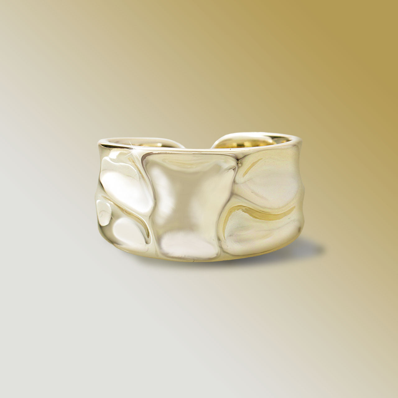 Armreif aus Stahl goldfarben, mit verknitterter Oberflächenstruktur – offen & flexibel