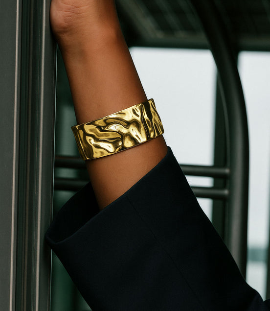 Armreif aus Stahl goldfarben, mit verknitterter Oberflächenstruktur – offen & flexibel