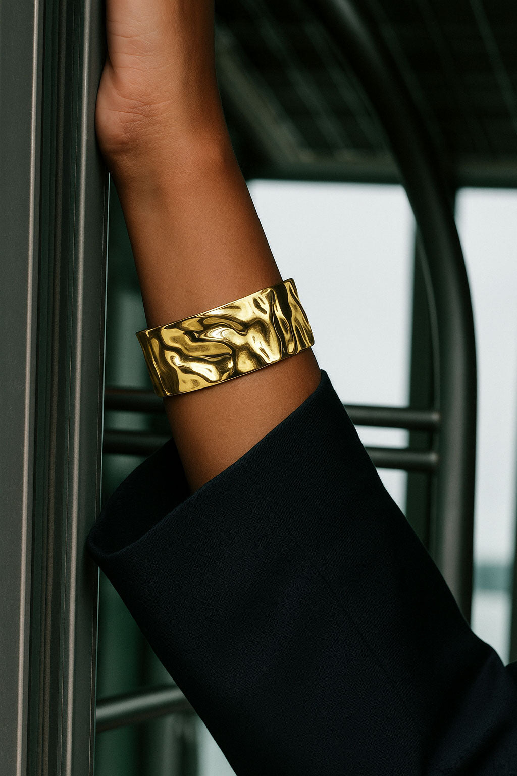Armreif aus Stahl goldfarben, mit verknitterter Oberflächenstruktur – offen & flexibel