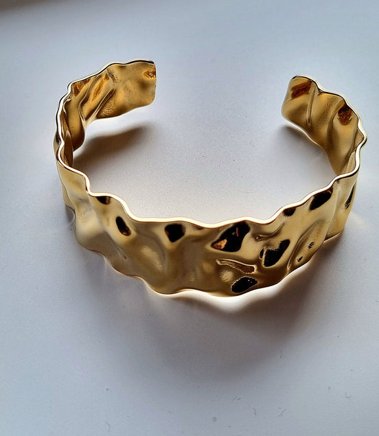 Armreif aus Stahl goldfarben, mit verknitterter Oberflächenstruktur – offen & flexibel