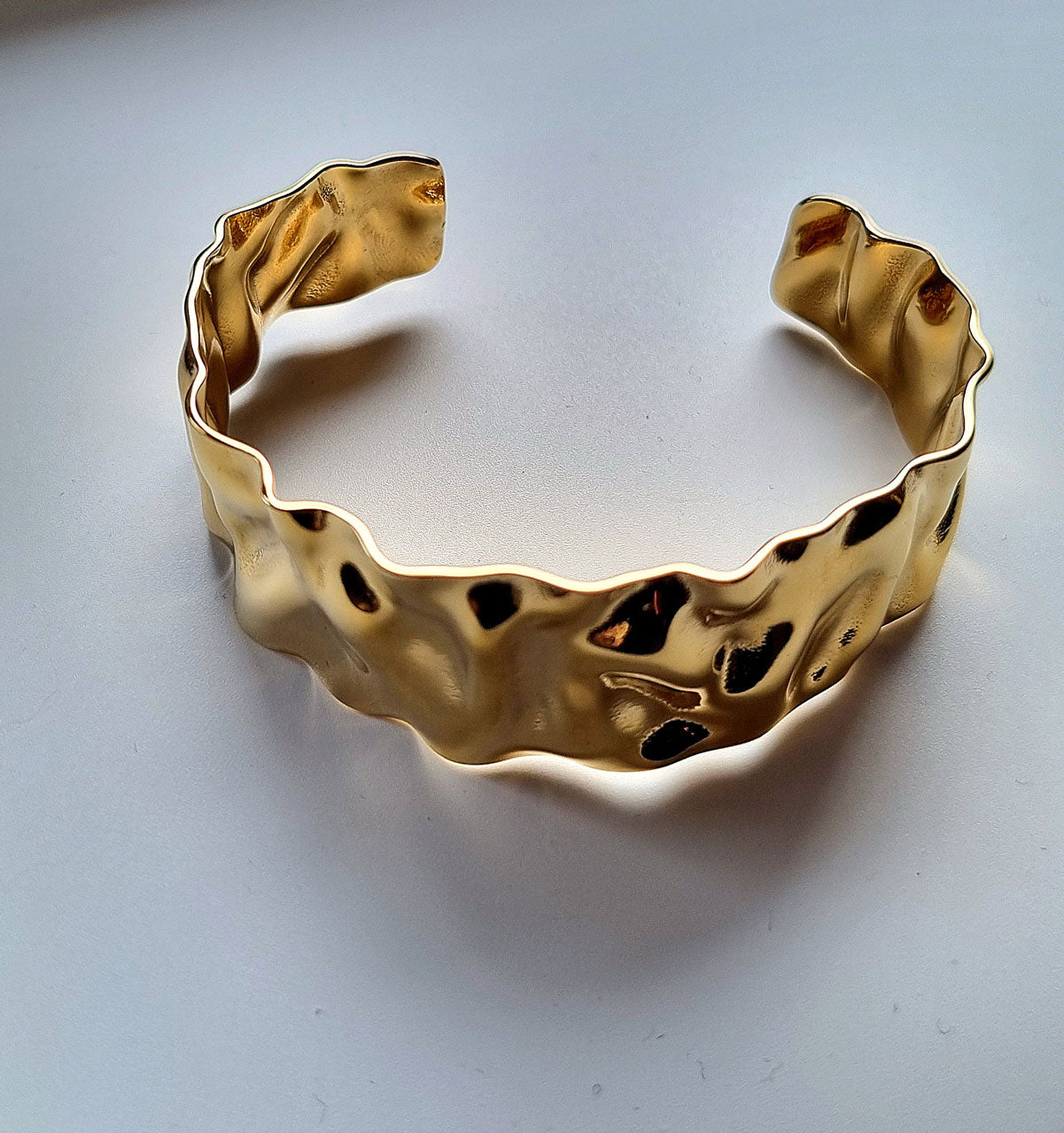 Armreif aus Stahl goldfarben, mit verknitterter Oberflächenstruktur – offen & flexibel