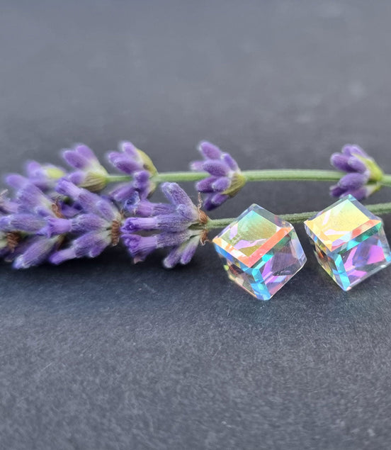 Ohrstecker mit schimmernden Swarovski® Steinen im Würfeldesign