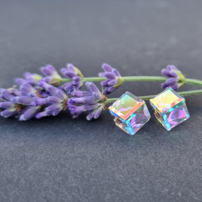 Ohrstecker mit schimmernden Swarovski® Steinen im Würfeldesign