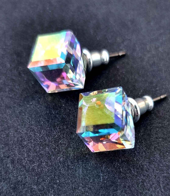 Ohrstecker mit schimmernden Swarovski® Steinen im Würfeldesign