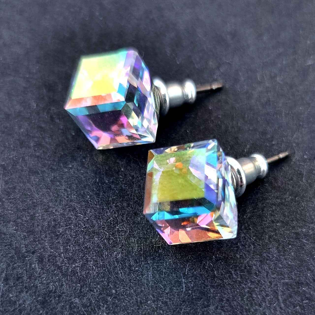 Ohrstecker mit schimmernden Swarovski® Steinen im Würfeldesign