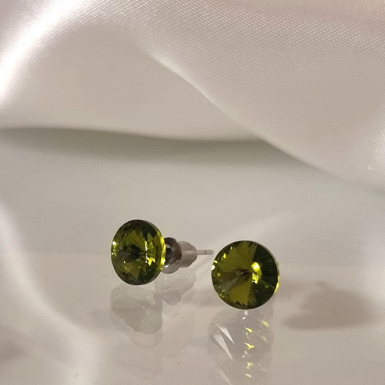 Ohrstecker Edelstahl mit schimmernden Kristall Steinen Olivgrün