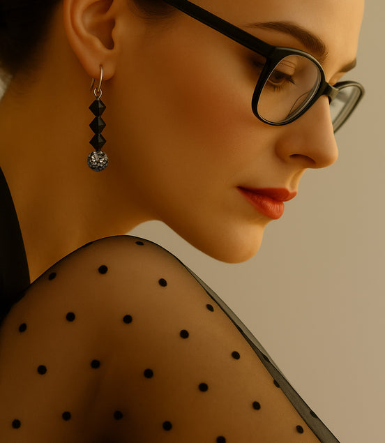 Ohrhänger mit schwarzen Kristallen und funkelnden Kristallkugeln
