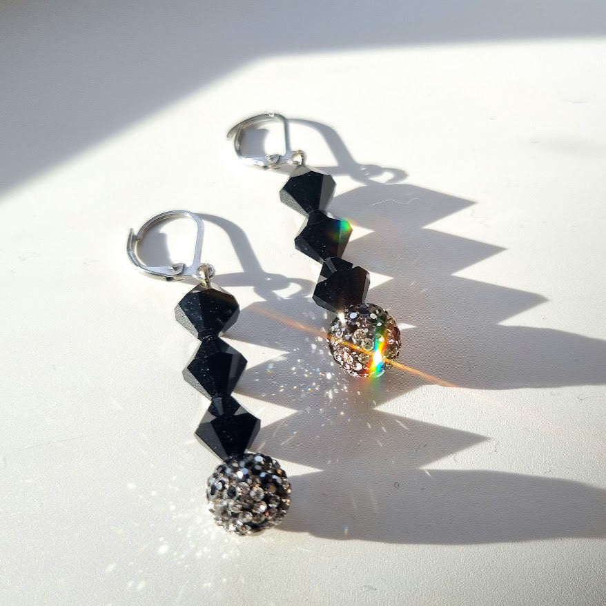 Ohrhänger mit schwarzen Kristallen und funkelnden Kristallkugeln