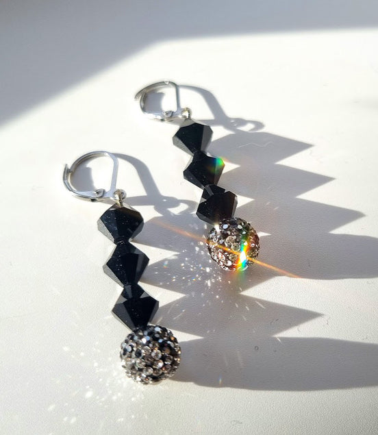 Ohrhänger mit schwarzen Kristallen und funkelnden Kristallkugeln