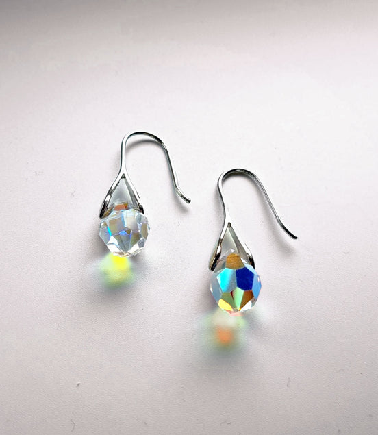 Ohrhänger mit geschliffenem Tropfenkristall – rhodiniert- handgefertigt