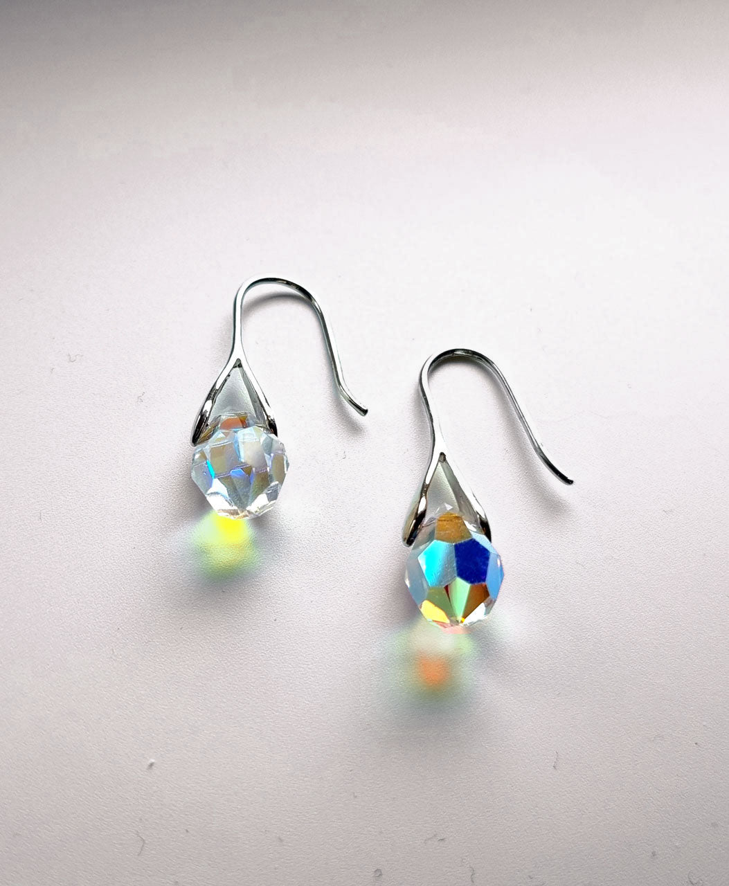 Ohrhänger mit geschliffenem Tropfenkristall – rhodiniert- handgefertigt