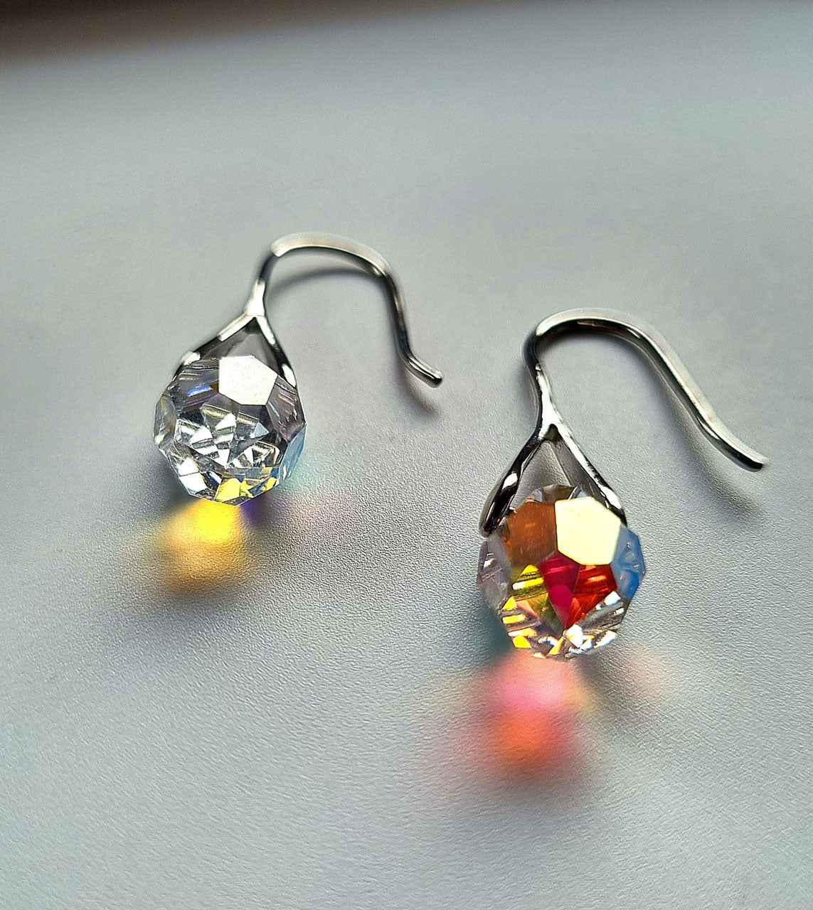 Ohrhänger mit geschliffenem Tropfenkristall – rhodiniert- handgefertigt