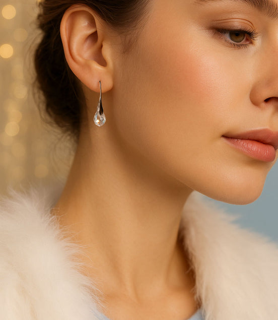 Ohrhänger mit geschliffenem Tropfenkristall – rhodiniert- handgefertigt