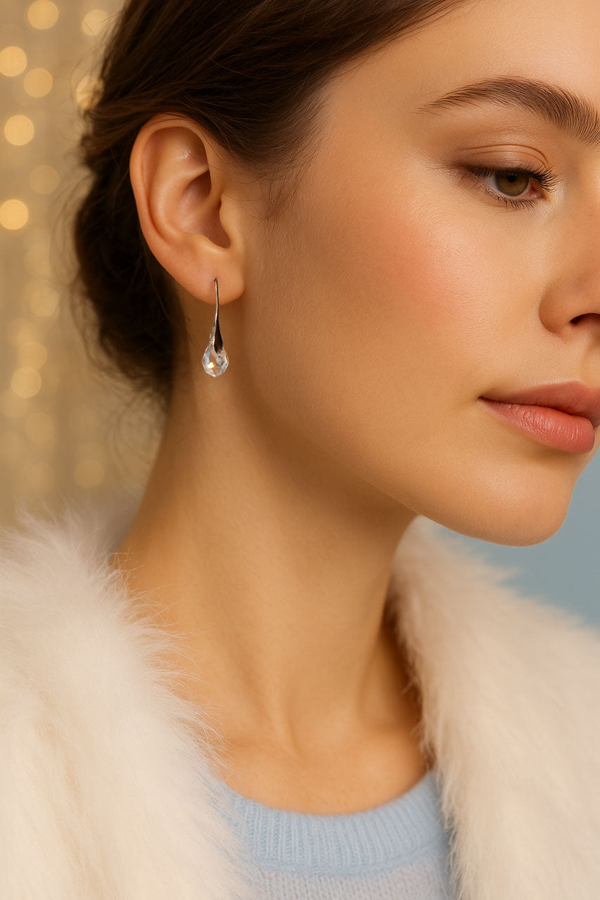 Ohrhänger mit geschliffenem Tropfenkristall – rhodiniert- handgefertigt