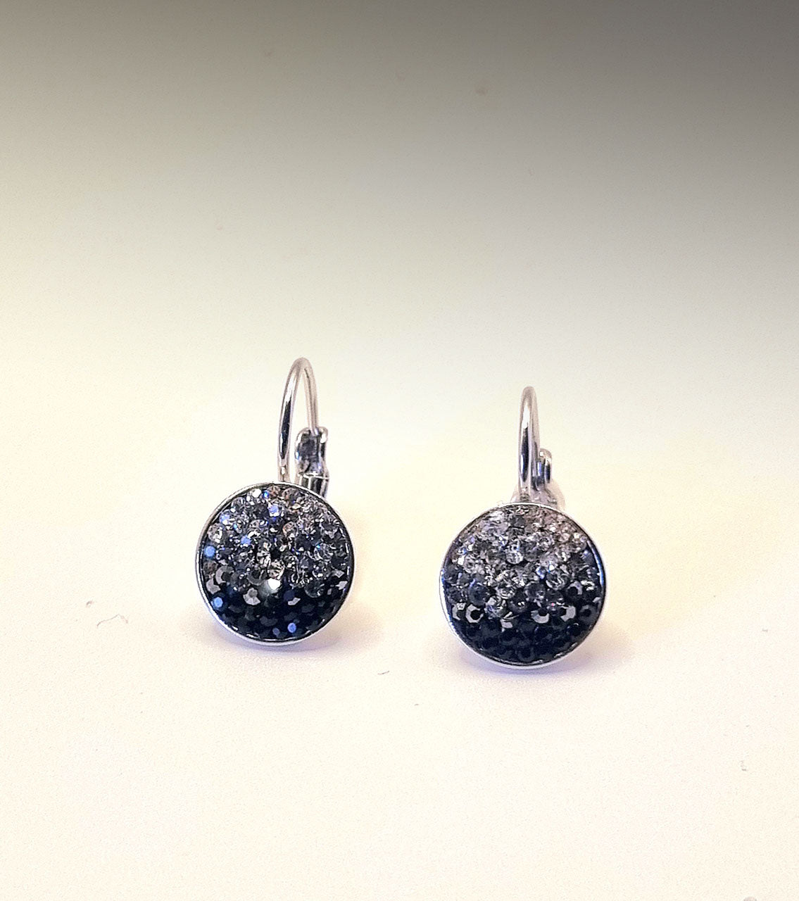 Ohrhänger aus rhodiniertem Metall mit hochwertigen Kristallen im Silber-Schwarz-Verlauf