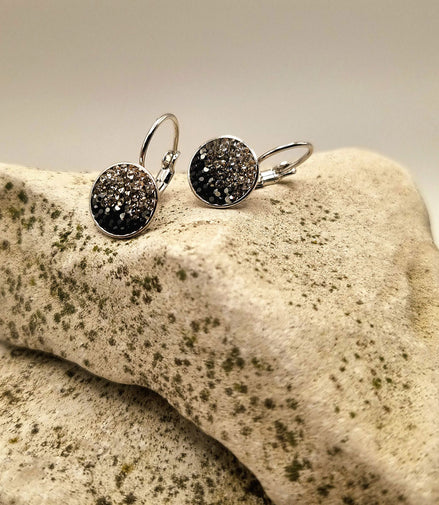Ohrhänger aus rhodiniertem Metall mit hochwertigen Kristallen im Silber-Schwarz-Verlauf