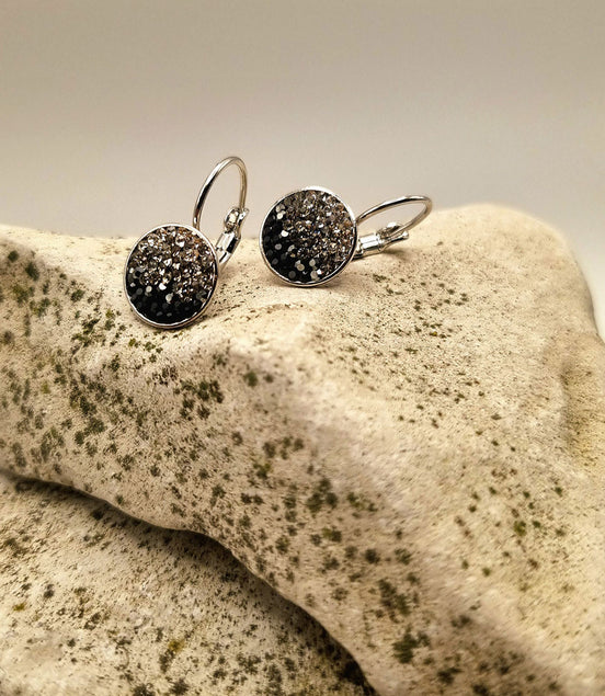 Ohrhänger aus rhodiniertem Metall mit hochwertigen Kristallen im Silber-Schwarz-Verlauf