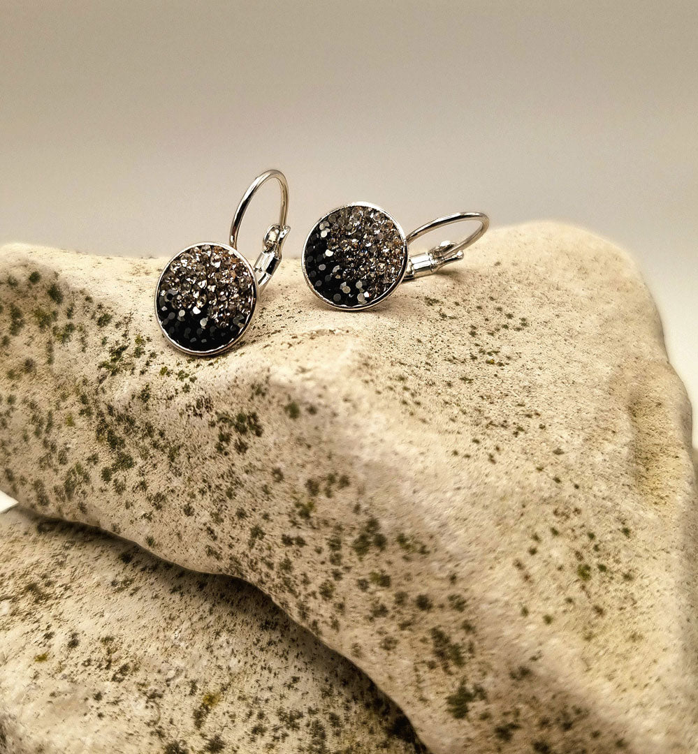 Ohrhänger aus rhodiniertem Metall mit hochwertigen Kristallen im Silber-Schwarz-Verlauf
