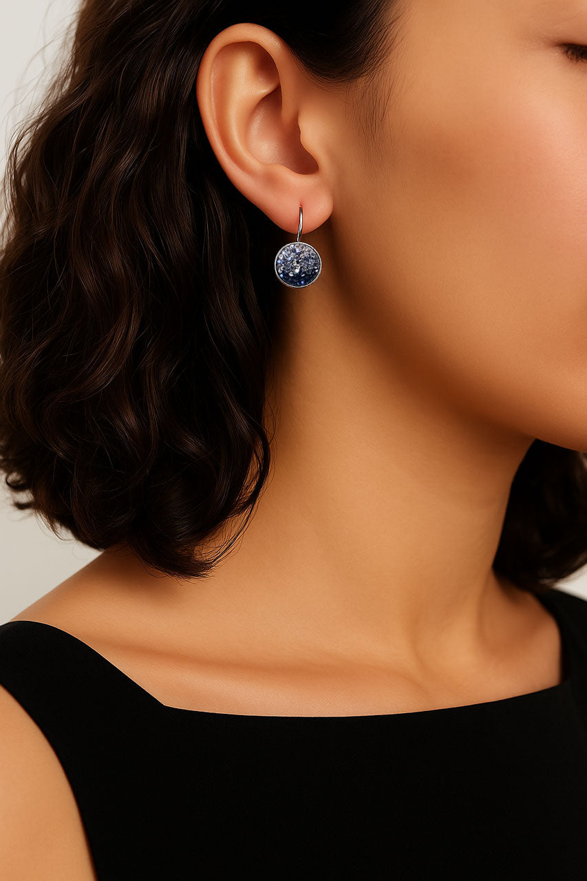 Ohrhänger aus rhodiniertem Metall mit hochwertigen Kristallen im Silber-Schwarz-Verlauf