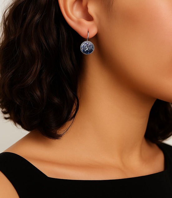 Ohrhänger aus rhodiniertem Metall mit hochwertigen Kristallen im Silber-Schwarz-Verlauf