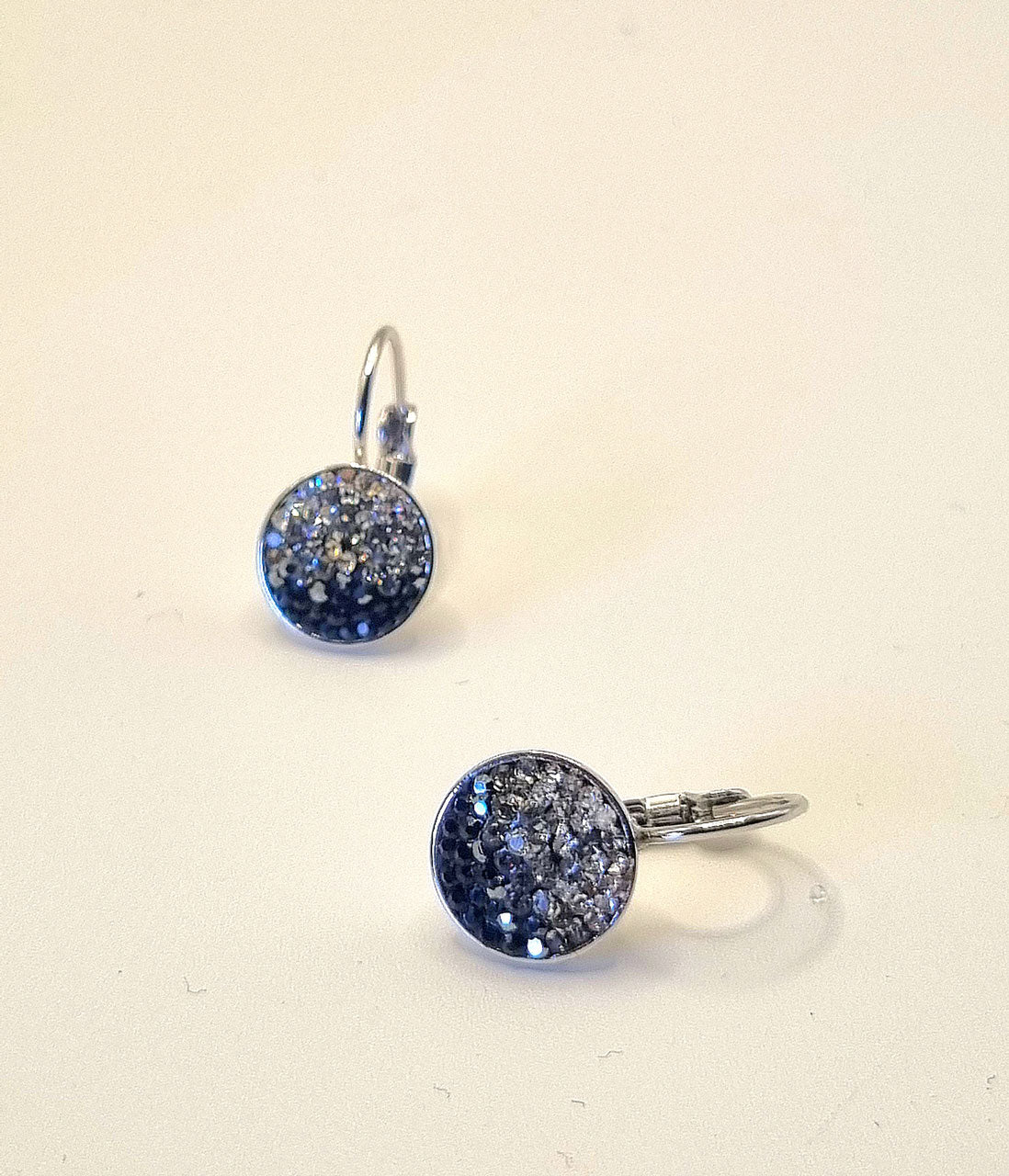 Ohrhänger aus rhodiniertem Metall mit hochwertigen Kristallen im Silber-Schwarz-Verlauf