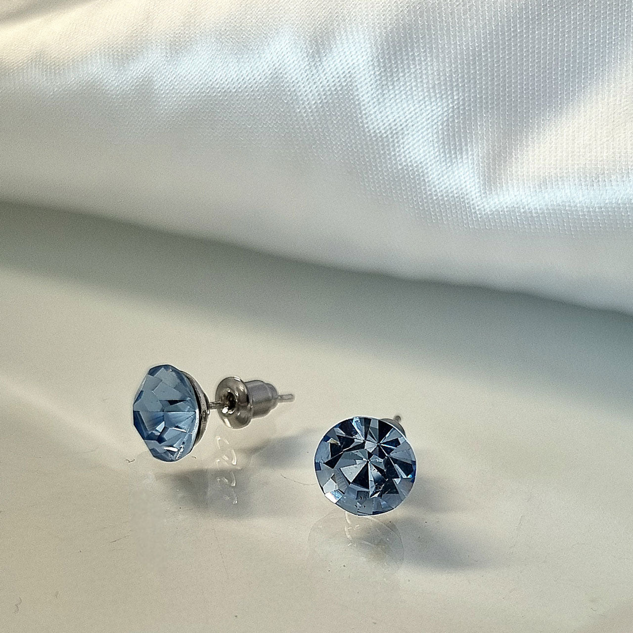 Ohrringe mit blauem Swarovski Stein – Edelstahl Ohrstecker