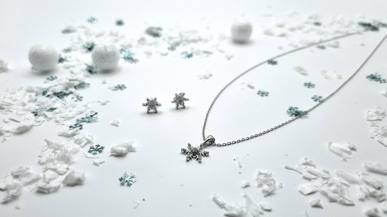 Silver stud earrings with snowflake design and cubic zirconia – 925 sterling silver, rhodium-plated – handmade