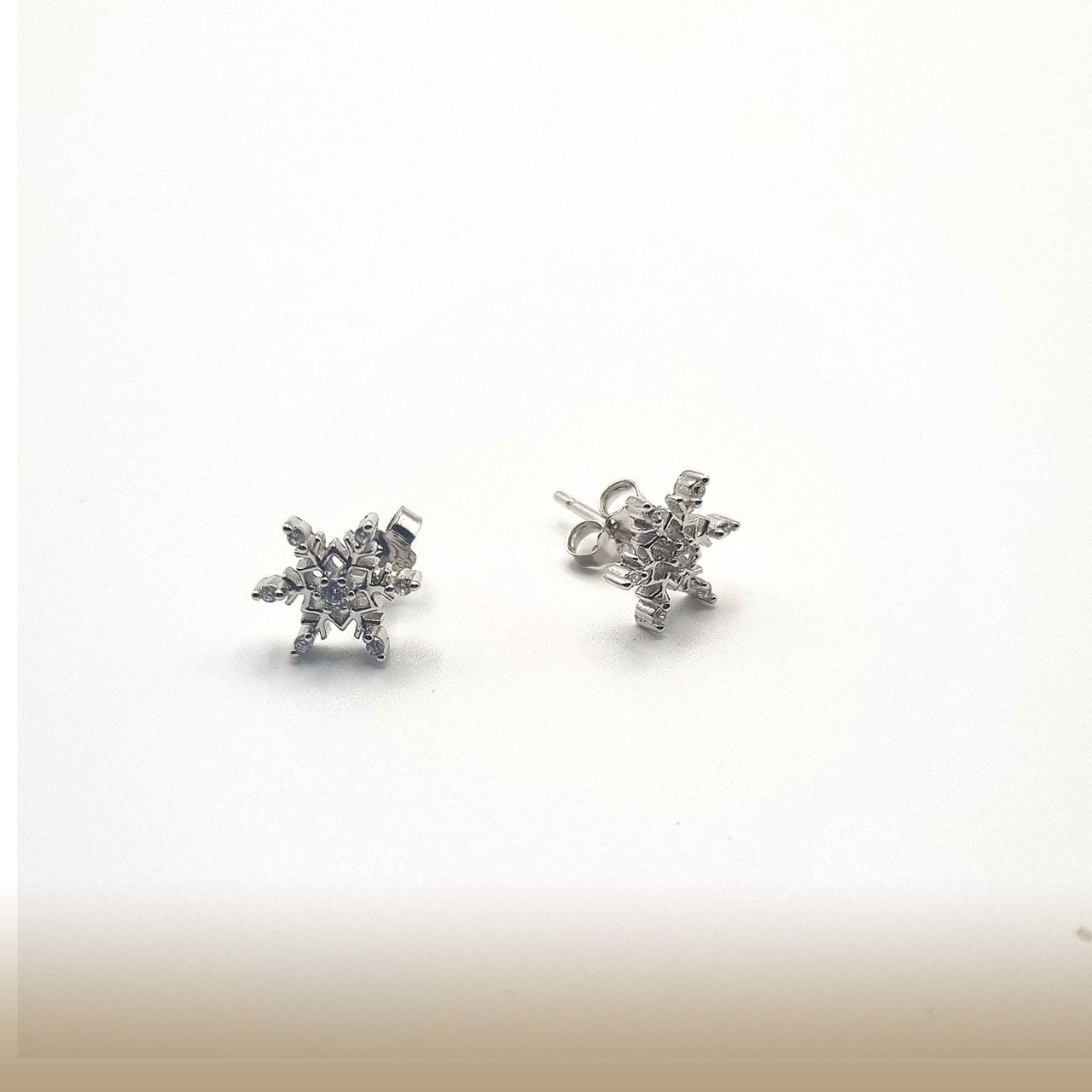 Silver stud earrings with snowflake design and cubic zirconia – 925 sterling silver, rhodium-plated – handmade
