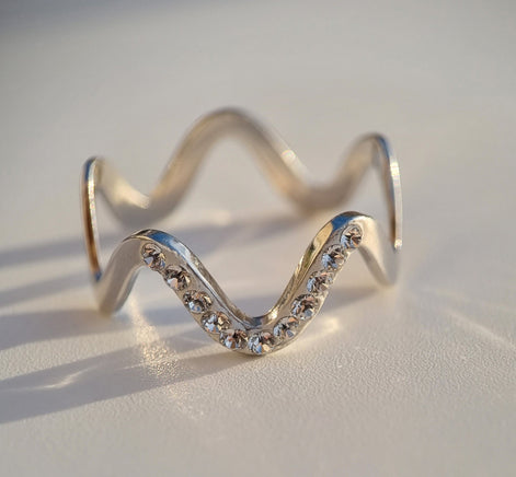 Silberring in Wellenform mit Original Swarovski-Kristallen