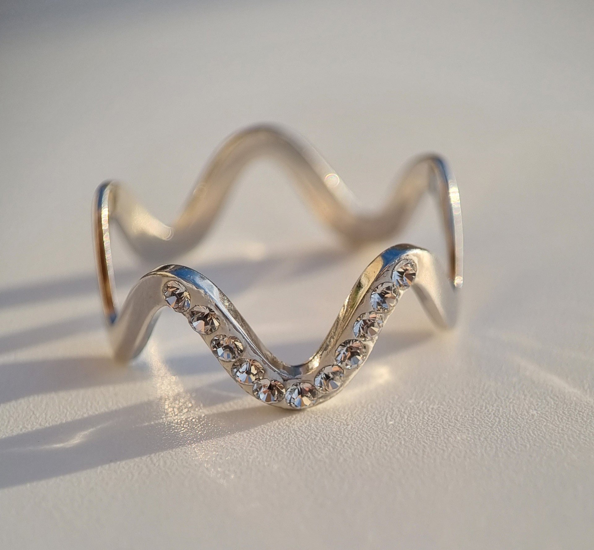 Silberring in Wellenform mit Original Swarovski-Kristallen