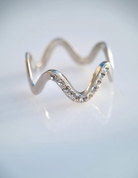 Silberring in Wellenform mit Original Swarovski-Kristallen