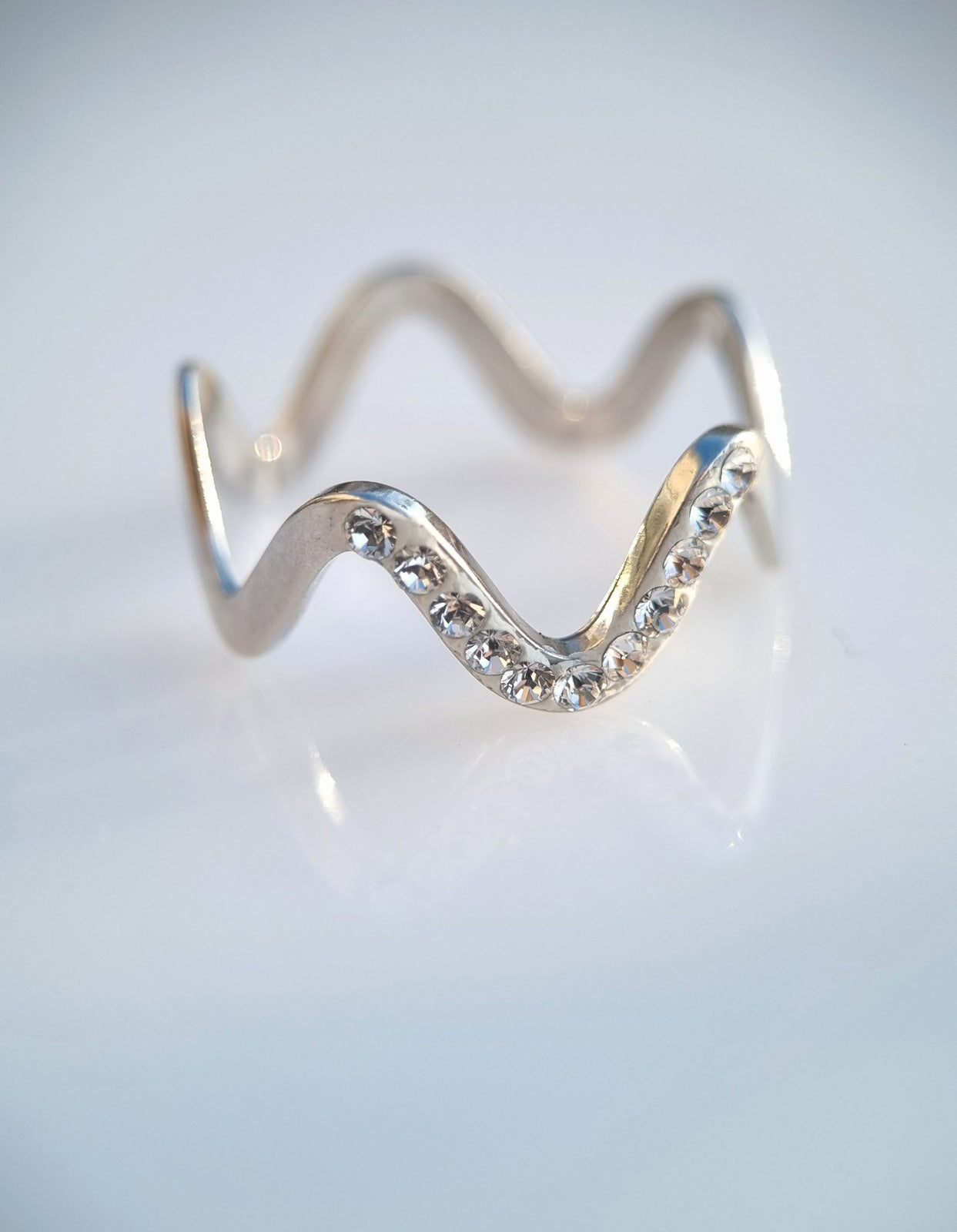 Silberring in Wellenform mit Original Swarovski-Kristallen