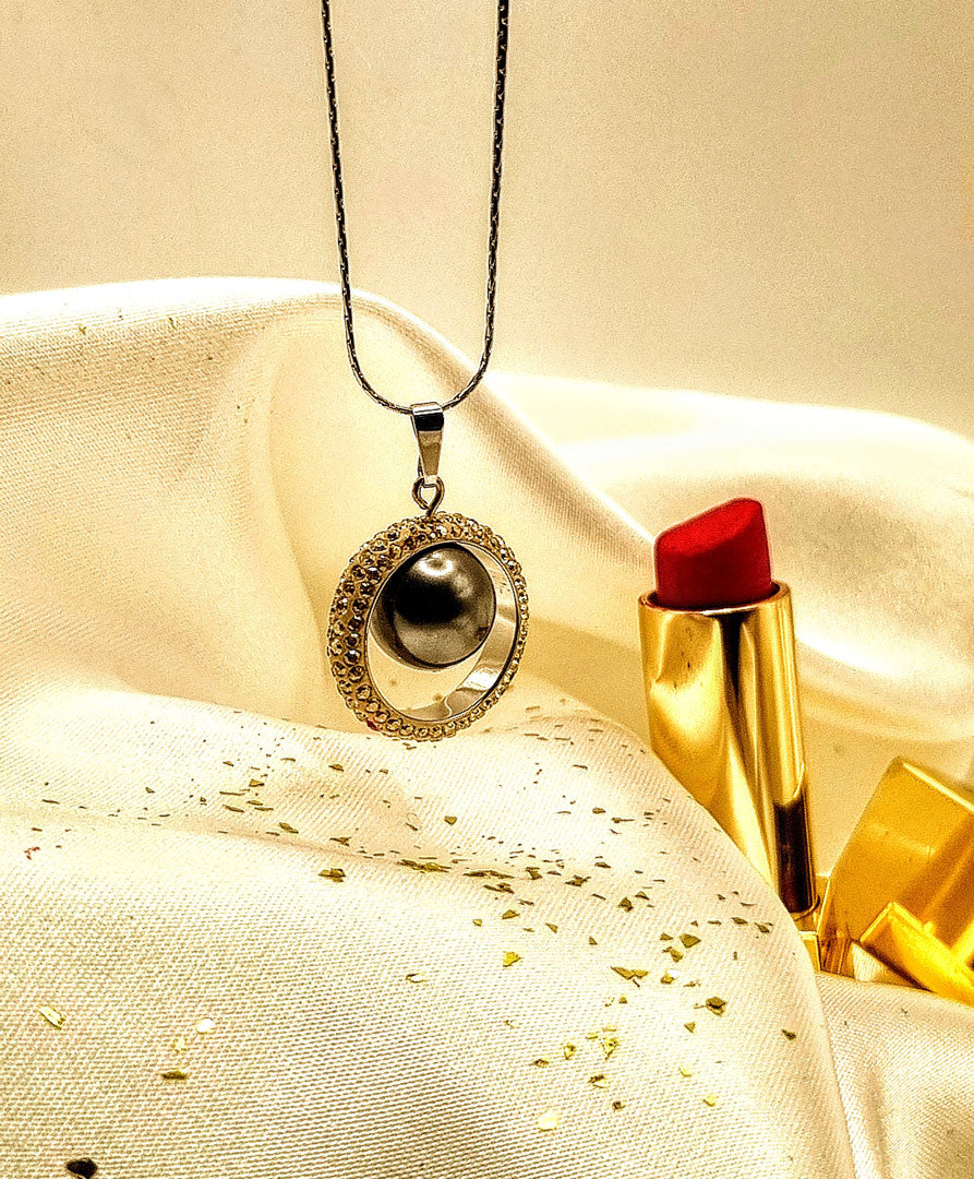 Collier avec pendentif en perle et cercle en cristal Swarovski® rotatif, doré - fait main