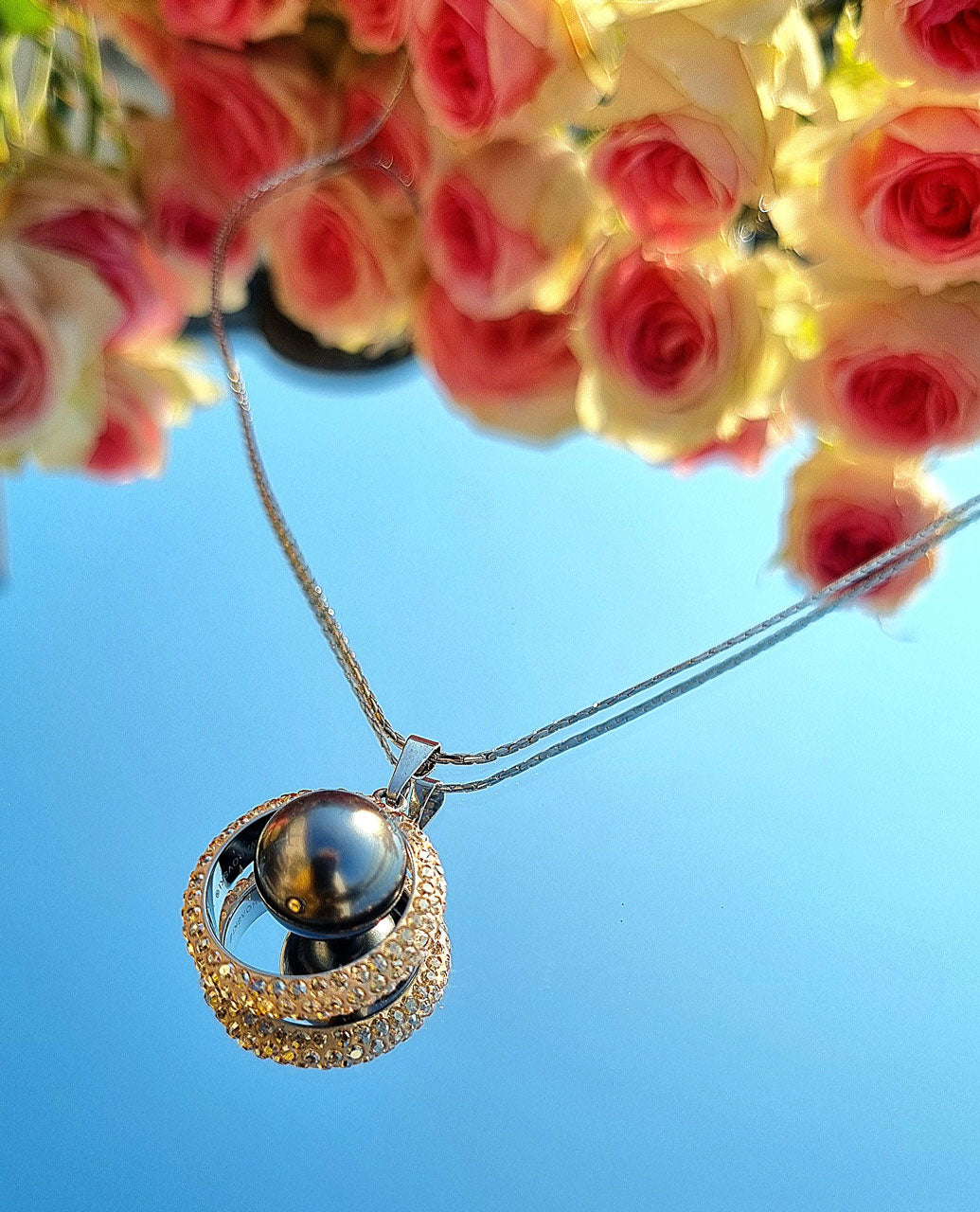 Halskette mit Perlenanhänger & drehbarem Swarovski® Kristallkreis Gold - handgefertigt