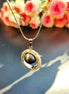 Halskette mit Perlenanhänger & drehbarem Swarovski® Kristallkreis Gold - handgefertigt
