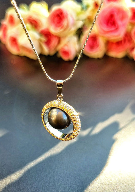 Halskette mit Perlenanhänger & drehbarem Swarovski® Kristallkreis Gold - handgefertigt