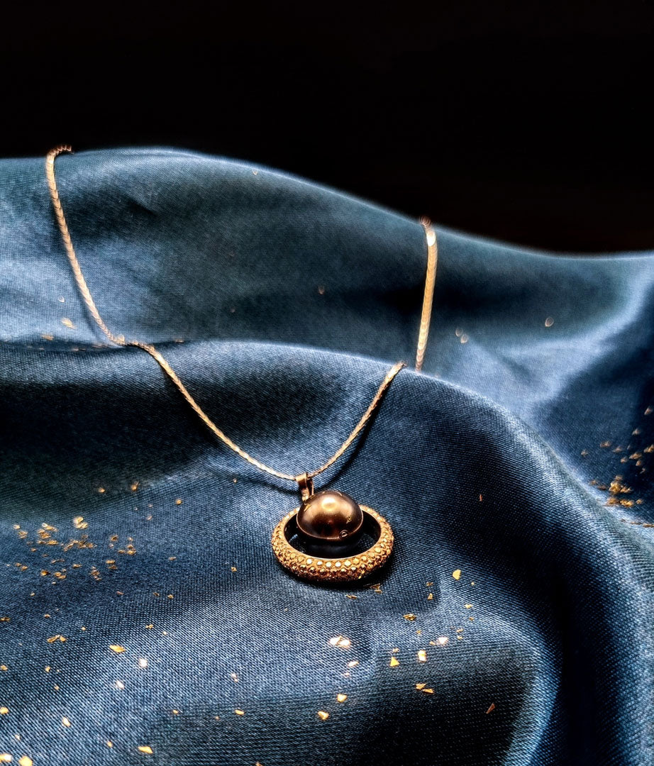 Collier avec pendentif en perle et cercle en cristal Swarovski® rotatif, doré - fait main