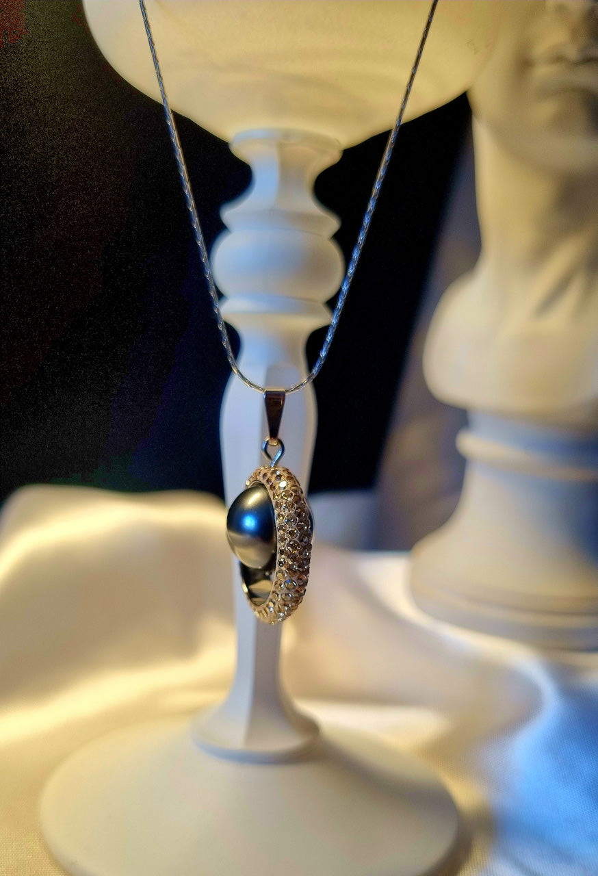 Collier avec pendentif en perle et cercle en cristal Swarovski® rotatif, doré - fait main