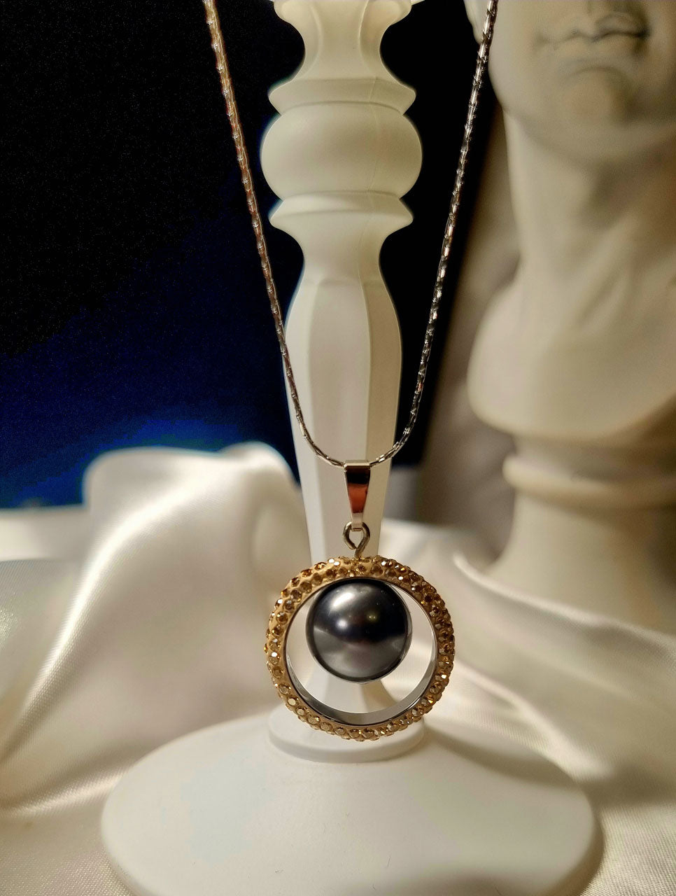 Collier avec pendentif en perle et cercle en cristal Swarovski® rotatif, doré - fait main