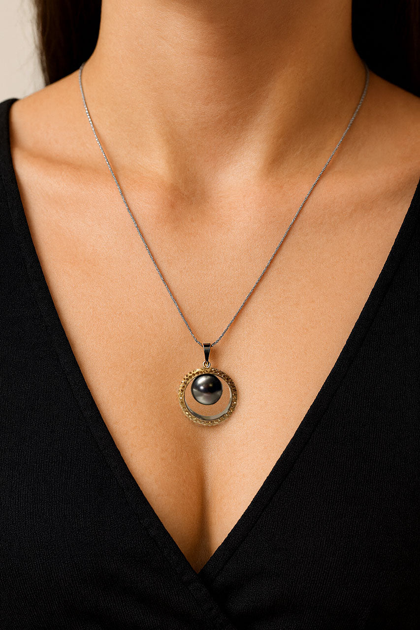 Collier avec pendentif en perle et cercle en cristal Swarovski® rotatif, doré - fait main