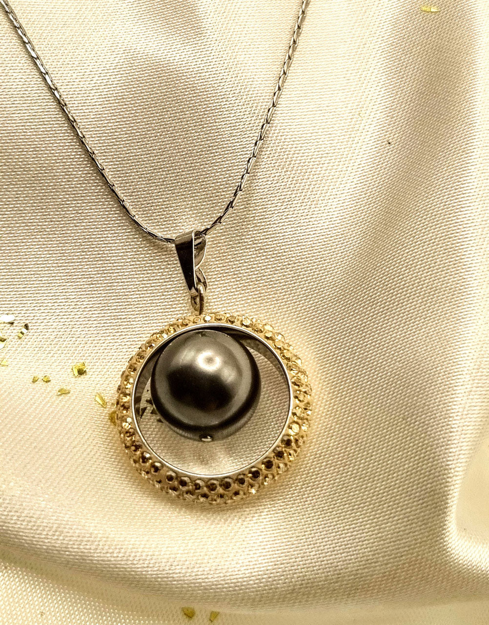 Collier avec pendentif en perle et cercle en cristal Swarovski® rotatif, doré - fait main