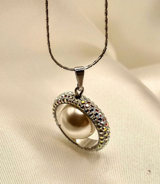 Halskette mit Perlenanhänger & drehbarem Swarovski® Kristallkreis Weiß - handgefertigt