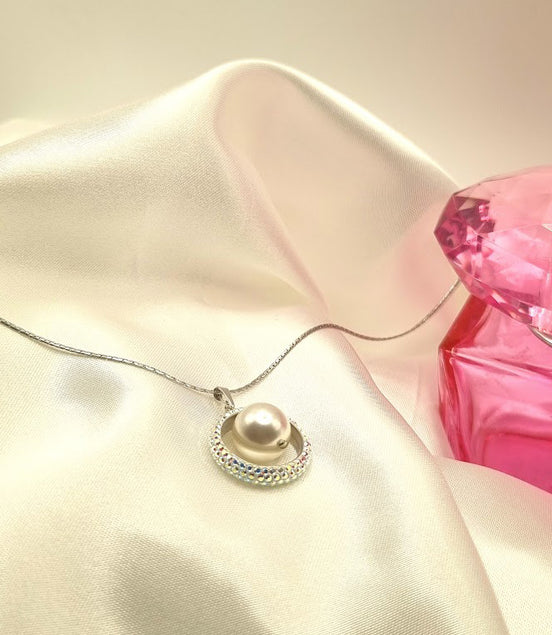 Halskette mit Perlenanhänger & drehbarem Swarovski® Kristallkreis Weiß - handgefertigt