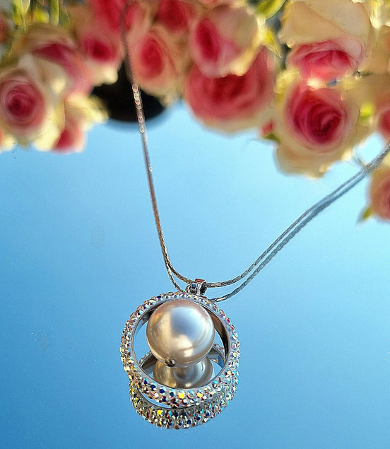 Halskette mit Perlenanhänger & drehbarem Swarovski® Kristallkreis Weiß - handgefertigt