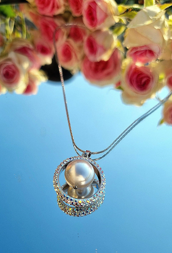 Halskette mit Perlenanhänger & drehbarem Swarovski® Kristallkreis Weiß - handgefertigt
